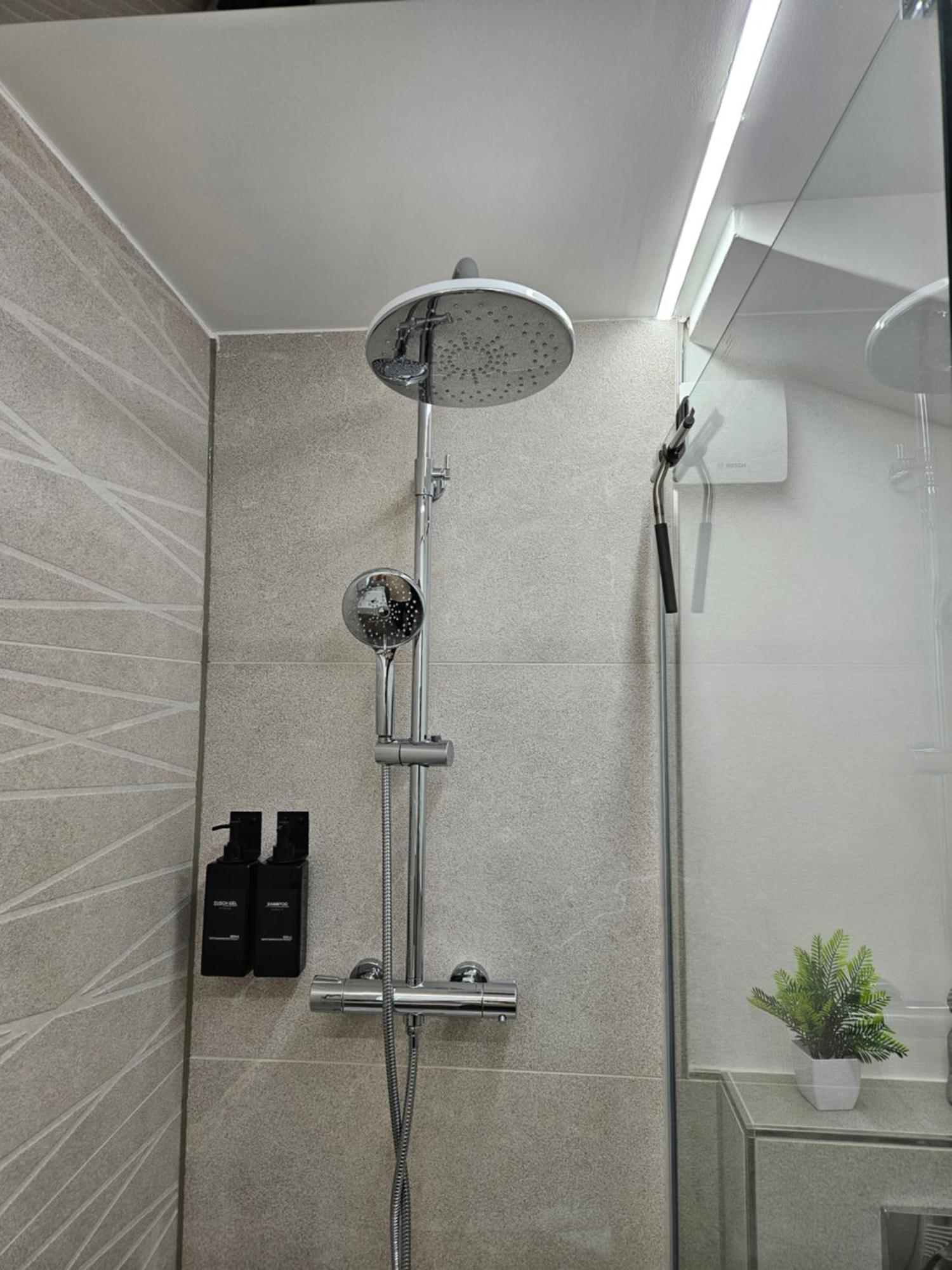 Modern Homes - Voll Ausgestatte Wohnung - Balkon - Hotelbetten - 4K Tv - Wlan Moers Extérieur photo