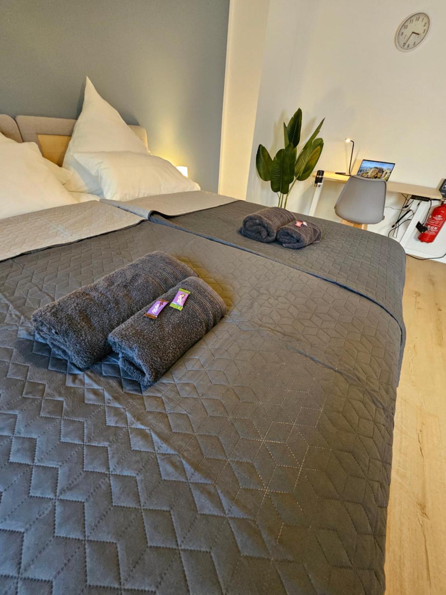 Modern Homes - Voll Ausgestatte Wohnung - Balkon - Hotelbetten - 4K Tv - Wlan Moers Extérieur photo
