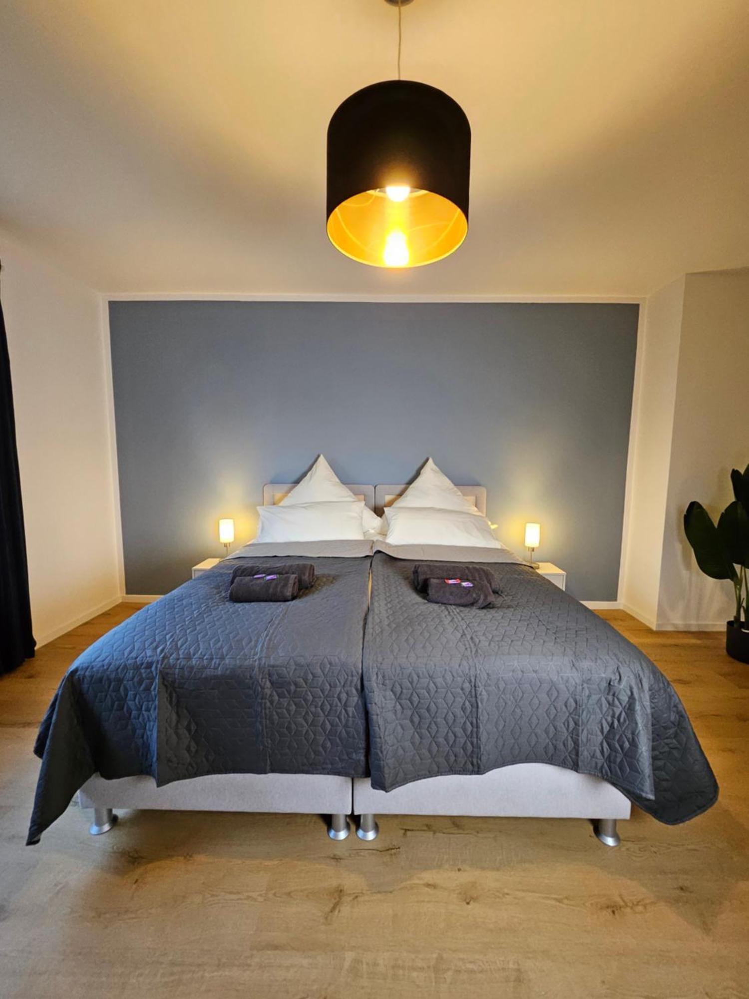 Modern Homes - Voll Ausgestatte Wohnung - Balkon - Hotelbetten - 4K Tv - Wlan Moers Extérieur photo
