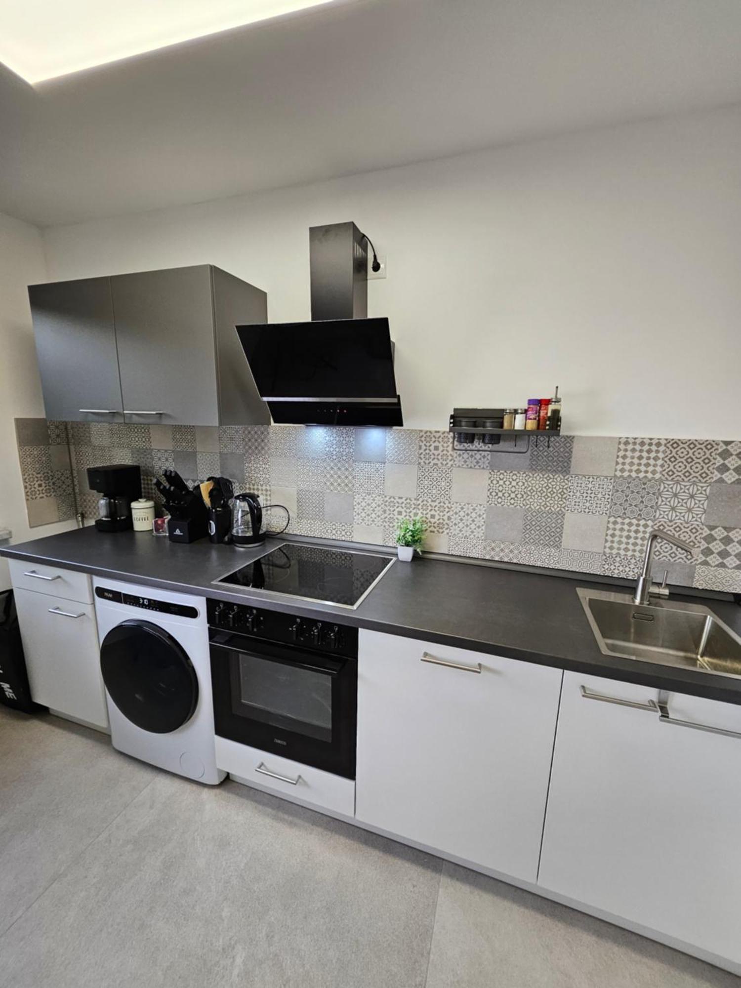 Modern Homes - Voll Ausgestatte Wohnung - Balkon - Hotelbetten - 4K Tv - Wlan Moers Extérieur photo