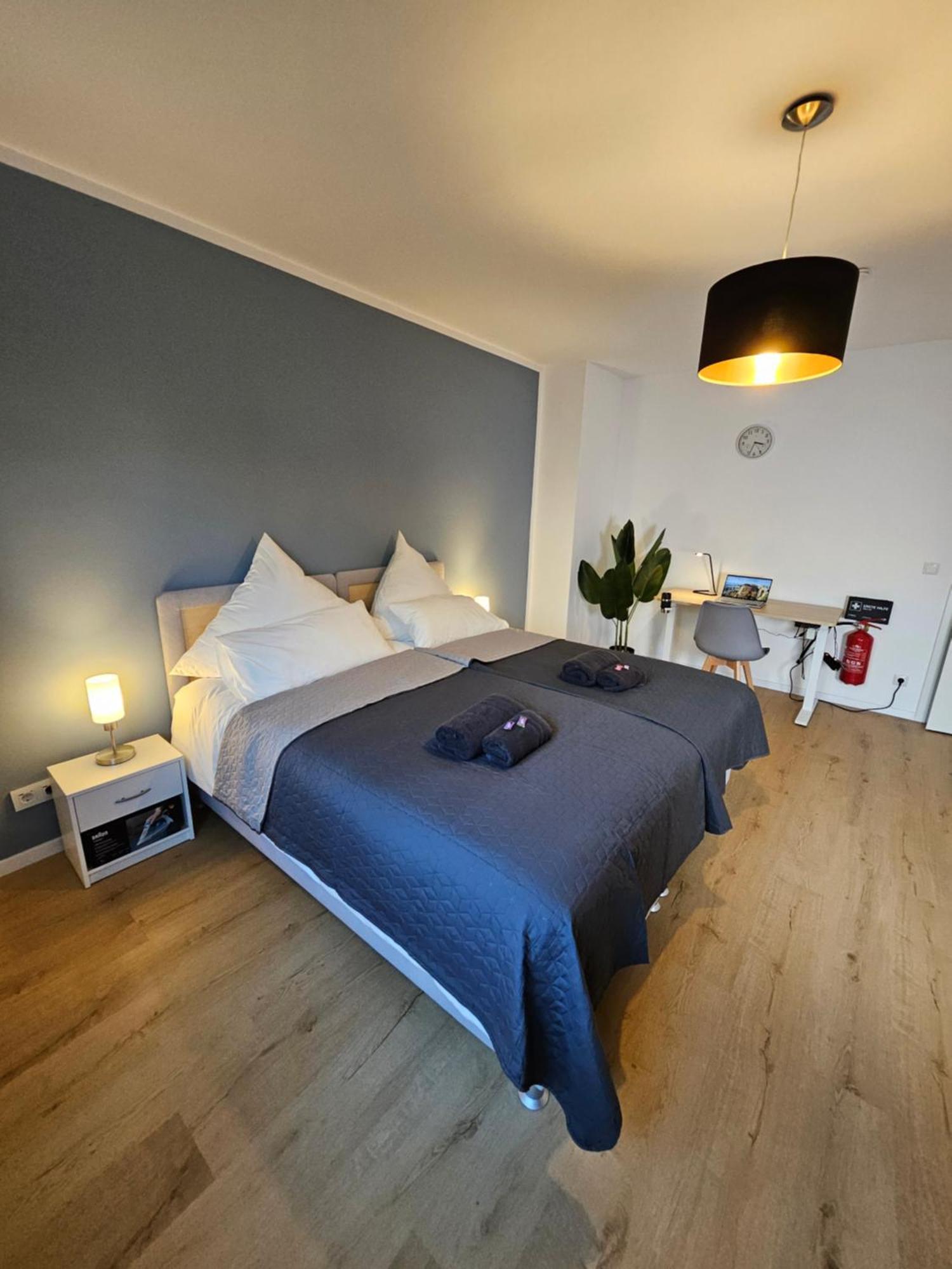 Modern Homes - Voll Ausgestatte Wohnung - Balkon - Hotelbetten - 4K Tv - Wlan Moers Extérieur photo