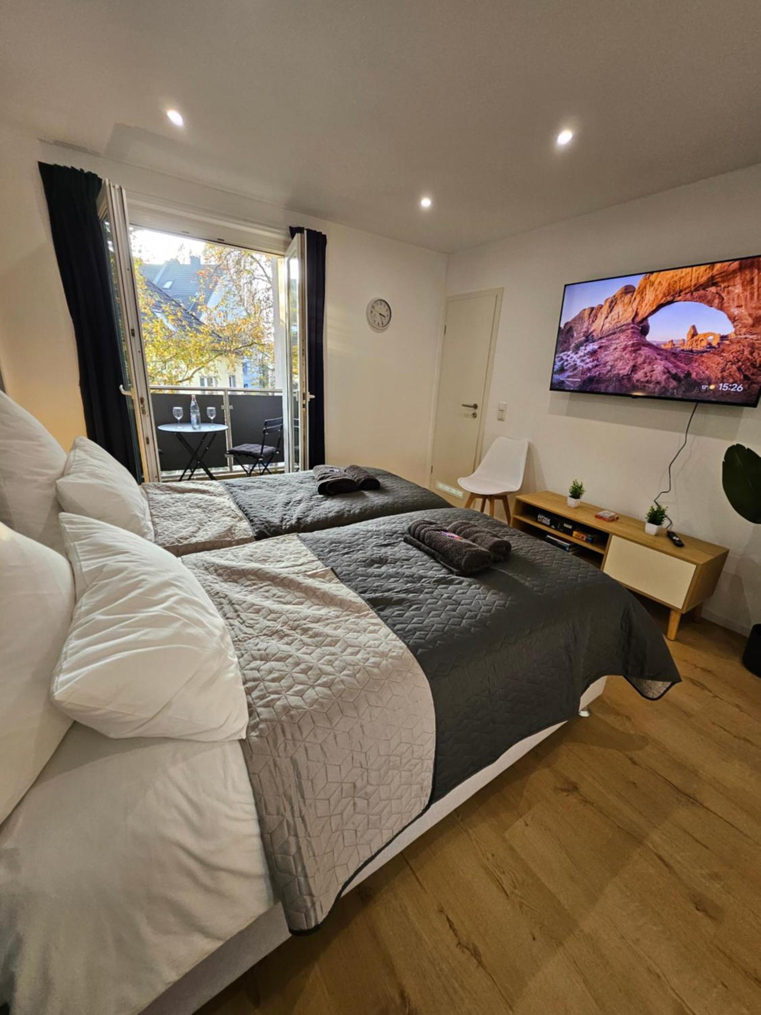 Modern Homes - Voll Ausgestatte Wohnung - Balkon - Hotelbetten - 4K Tv - Wlan Moers Extérieur photo
