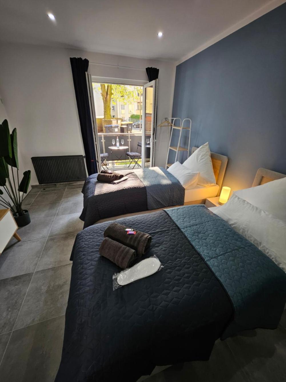 Modern Homes - Voll Ausgestatte Wohnung - Balkon - Hotelbetten - 4K Tv - Wlan Moers Extérieur photo