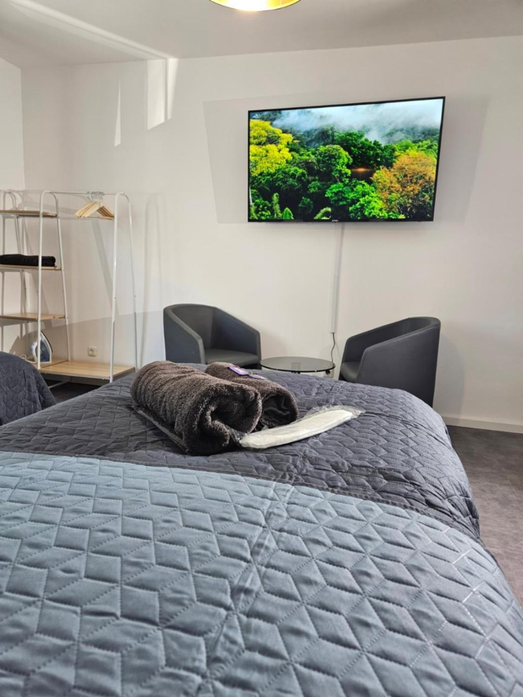 Modern Homes - Voll Ausgestatte Wohnung - Balkon - Hotelbetten - 4K Tv - Wlan Moers Extérieur photo